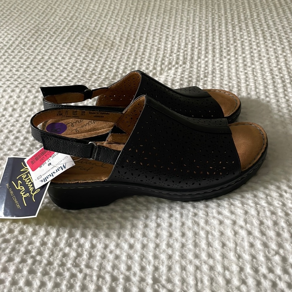 Size 8 1/2 Natural soul sandals.